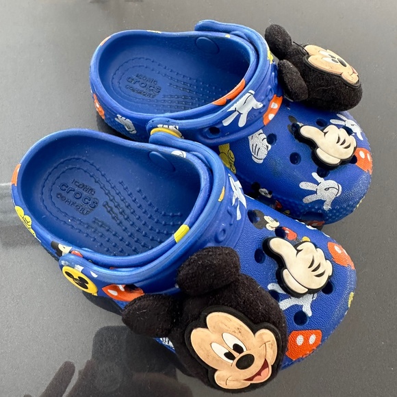 Mickey Mouse Disneyland Crocs Toddler Size 6 - Picture 2 of 4